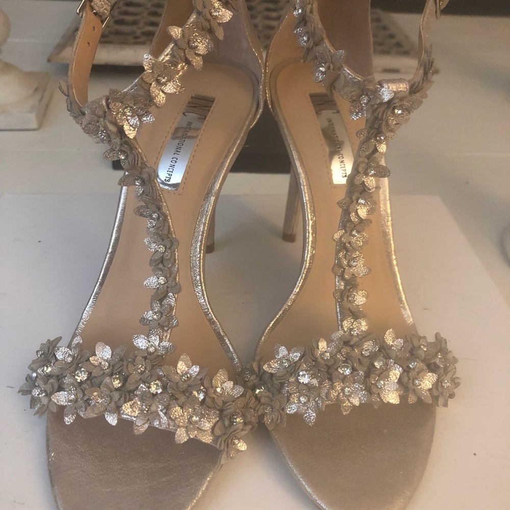 INC Rosiee evening sandals t strap design size 7M